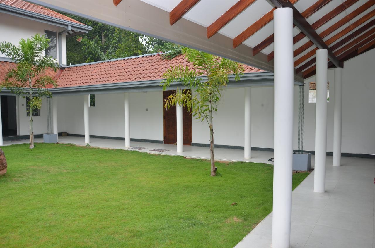 Anuhas Airport Villas Katunayaka Bagian luar foto